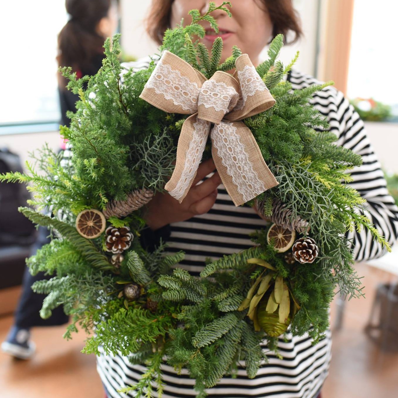 横浜のフラワーアレンジメント教室 関内 馬車道 花くらぶフラワージェンヌ ークリスマスリースレッスン 横浜